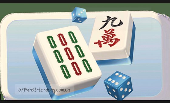 选手挥拳怒吼庆祝胜利，现场气氛火爆